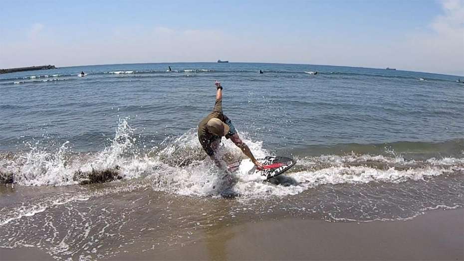 サーフィンみたい 波打ち際 浜辺でサーフィン スポーツ スキムボードとは スキムガール サーフガール スノーボード オフトレ 乗り方