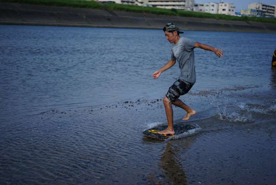 フラットスキムボードとは 大和川 OSAKA 河 川遊び DB KAYOTICS SKIMBOARDS スノーボード オフトレ 大阪