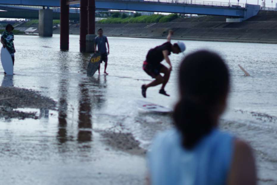 フラットスキムボードとは 大和川 OSAKA 河 川遊び DB KAYOTICS SKIMBOARDS スノーボード オフトレ 大阪